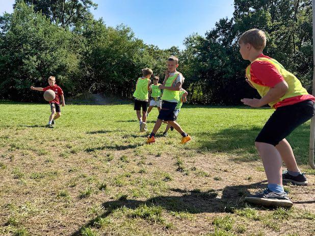 Barn som spelar fotboll
