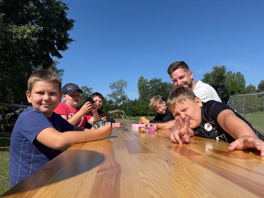 Barn som spelar bordspel